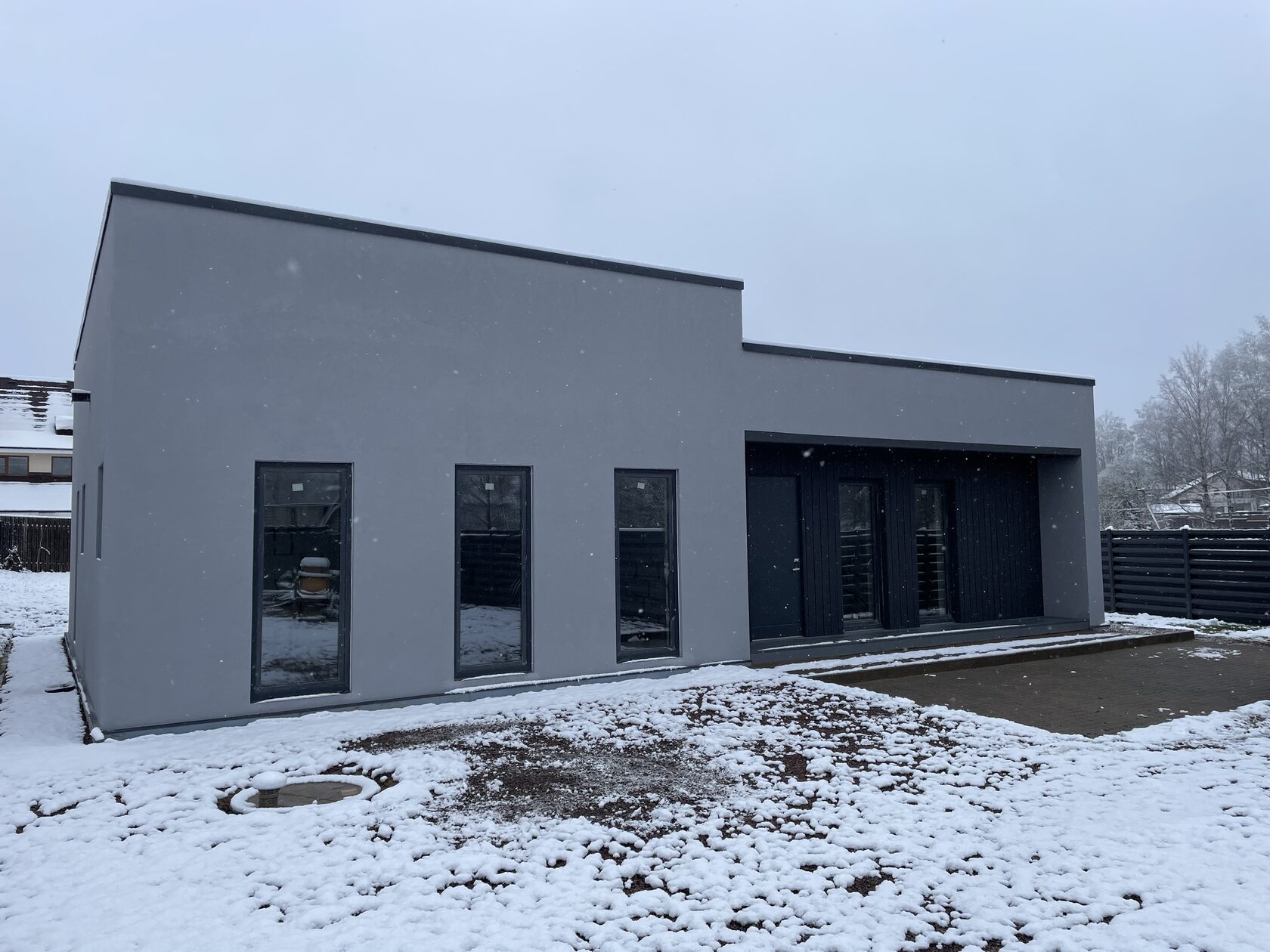 Дом в современном стилес плоской кровлей